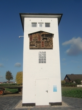 Kerken-Stenden : Hörnenweg, die Turmstation "Hörnenhof" diente von 1957 bis ins Jahr 2015 der Stromversorgung des Ortsteiles Rahm in Kerken. Im Bild zu sehen das große Insektenhotel. Eine E-Bike-Ladestation ist ebenfalls etabliert worden.